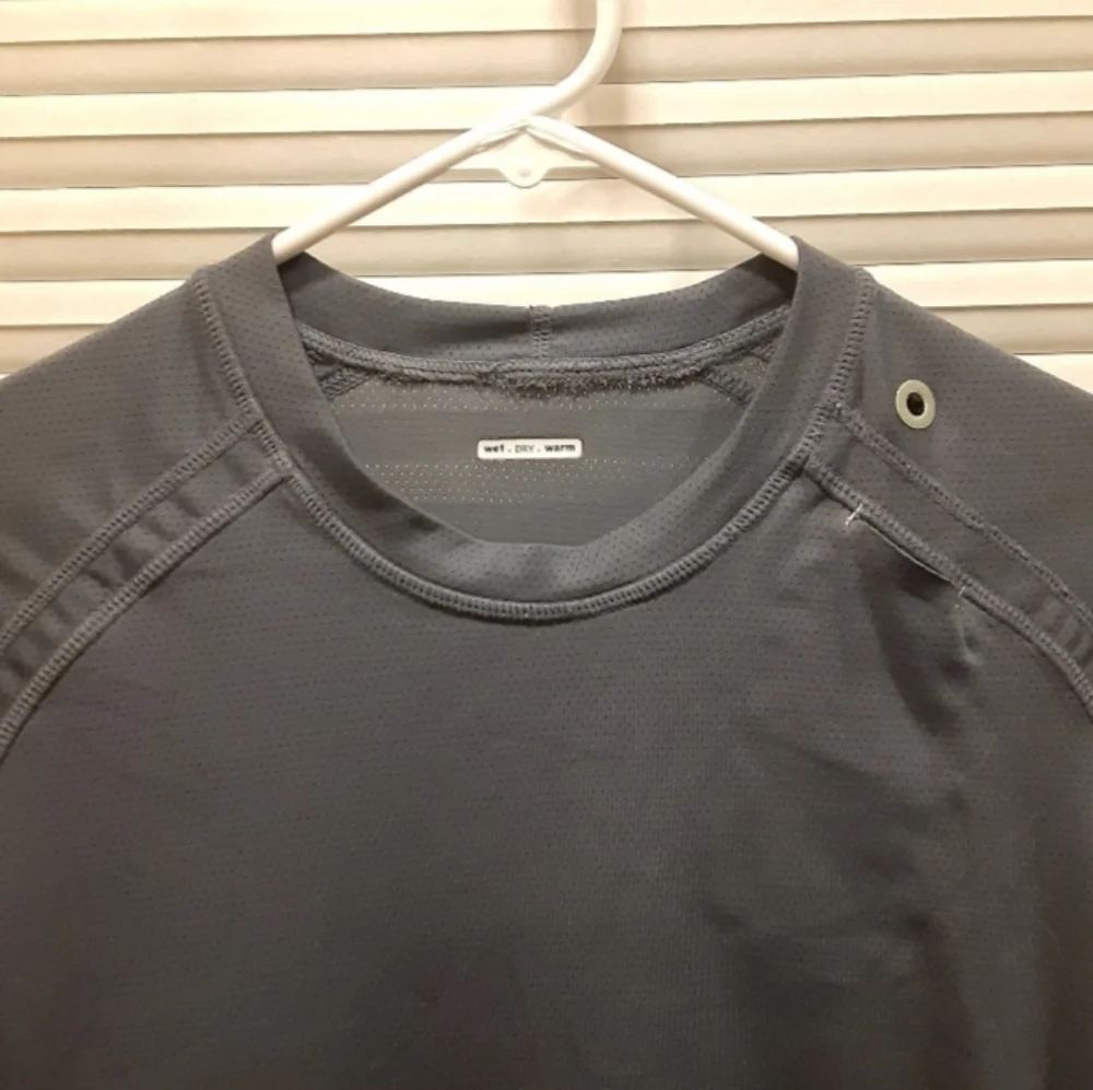 Lululemon athletica  unisex shirt. Size medium . Gray color - Picture 6 of 9